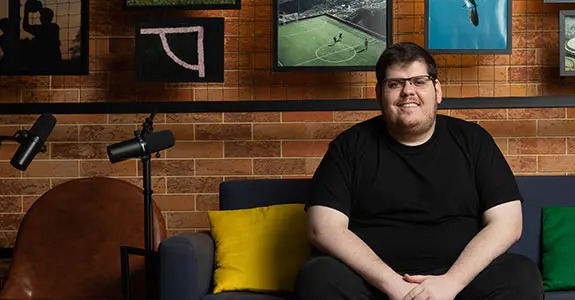 A imagem mostra Casimiro Miguel, o nome à frente do canal CazéTV