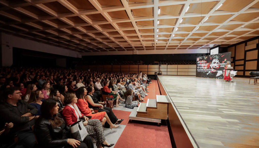 Imagem mostra teatro lotado durante o evento Chama