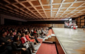 Imagem mostra teatro lotado durante o evento Chama