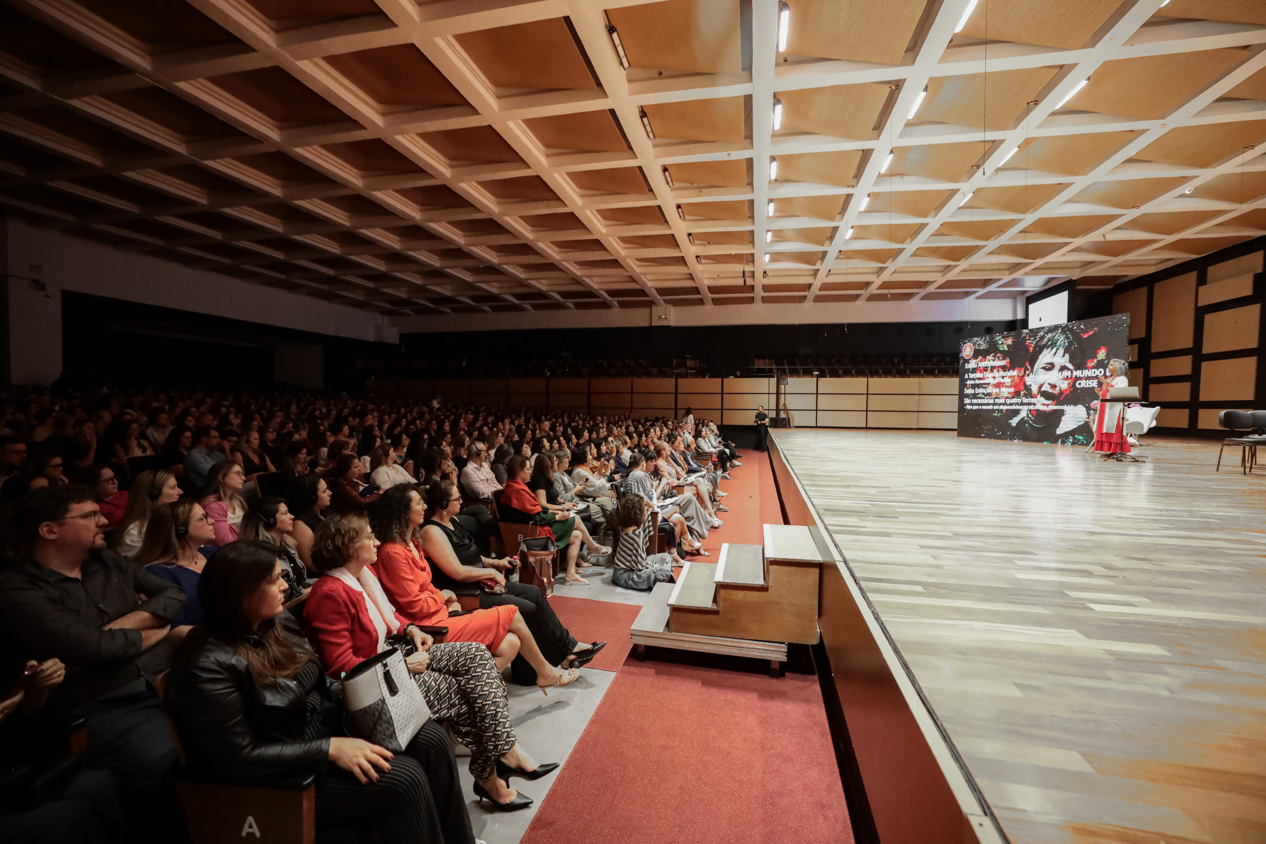 Imagem mostra teatro lotado durante o evento Chama